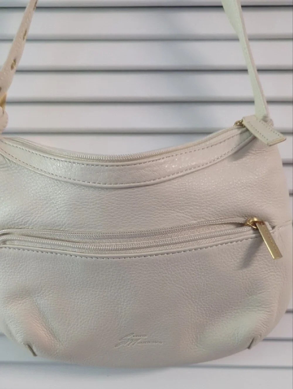 Stone Mountain Accessories Cream Shoulder Bag with Gold Hardware - Picture 4 of 8